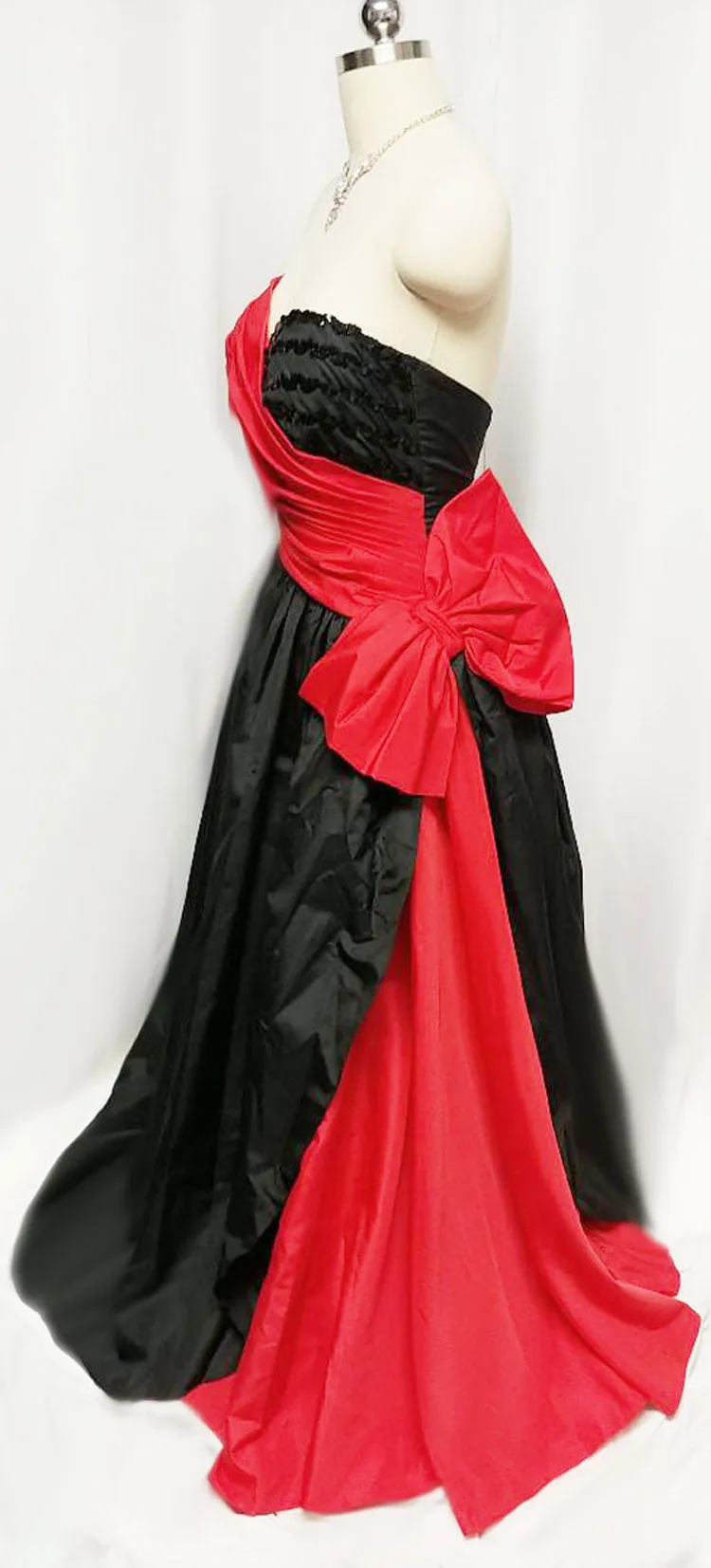 *GLAMOROUS VINTAGE '50s / '60s MOVIE STAR LOOK RED & BLACK PLEATED STRAPLESS EVENING GOWN WITH HUGE BOW