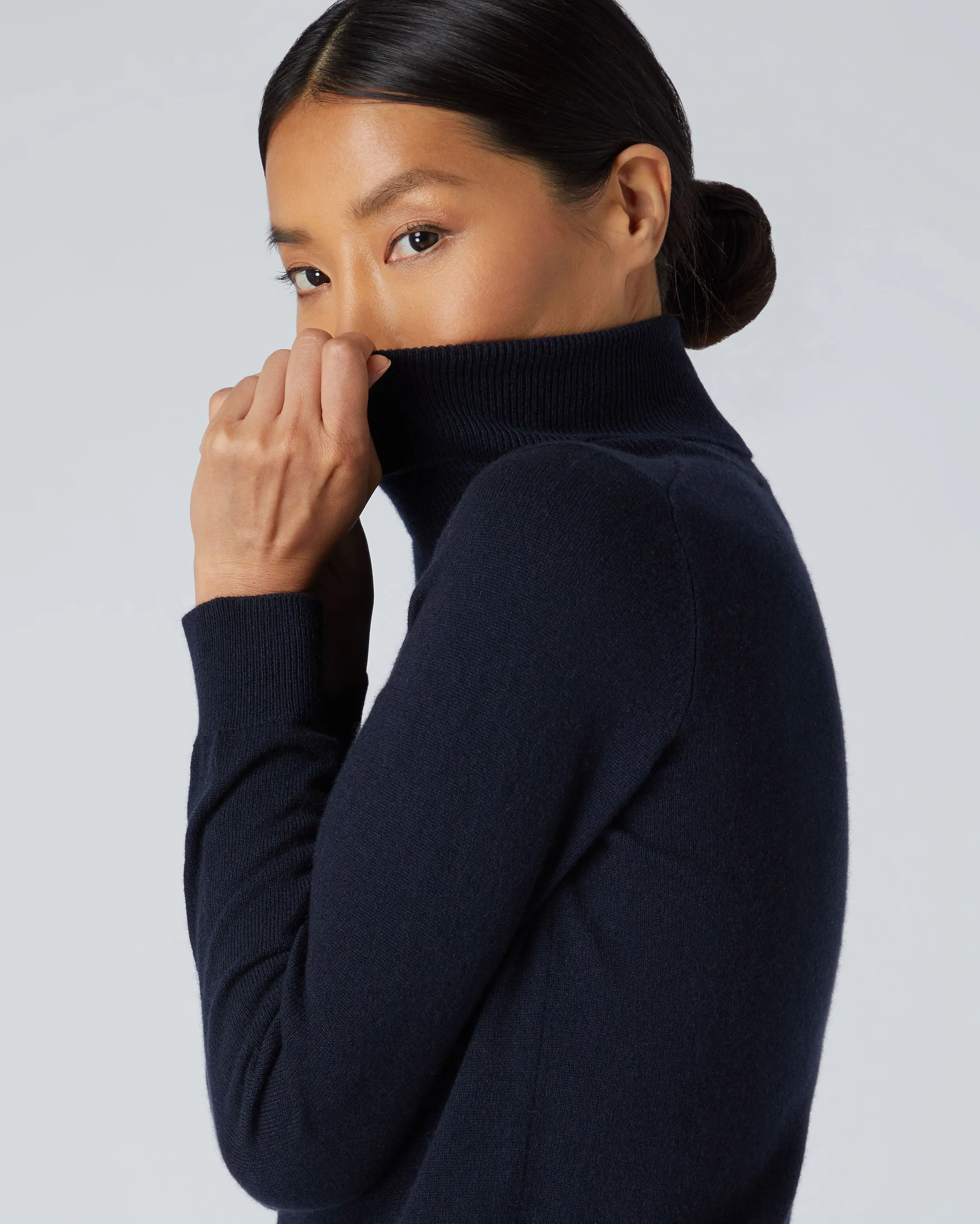 Women's Luna Turtle Neck Cashmere Sweater Navy Blue